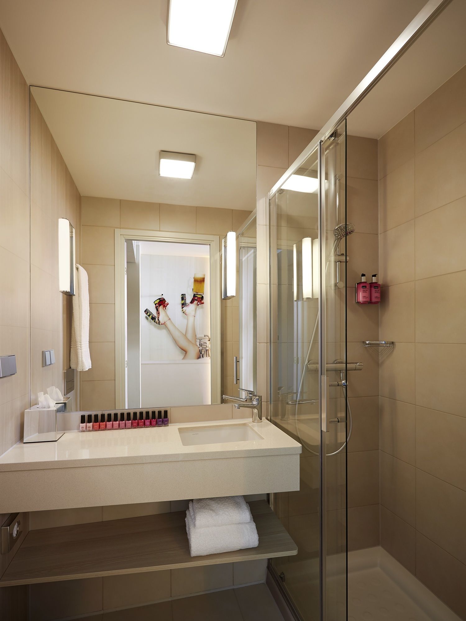 Фото Moxy Aberdeen Airport