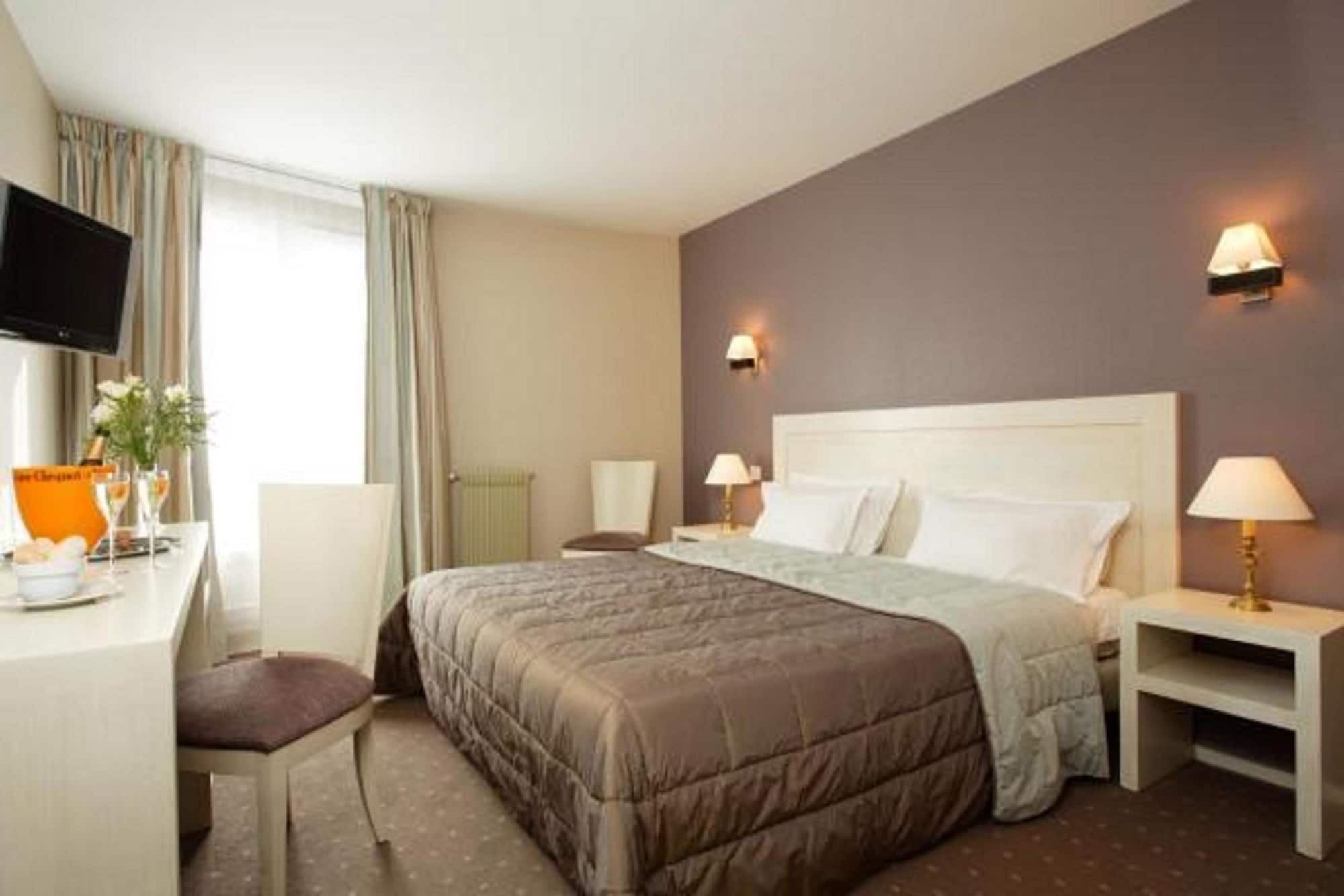 Фото Campanile Chartres Centre - Gare - Cathédrale