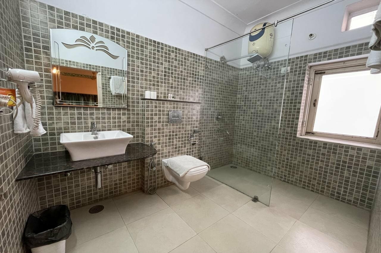 Фото Suryaa Villa - A City Centre Hotel
