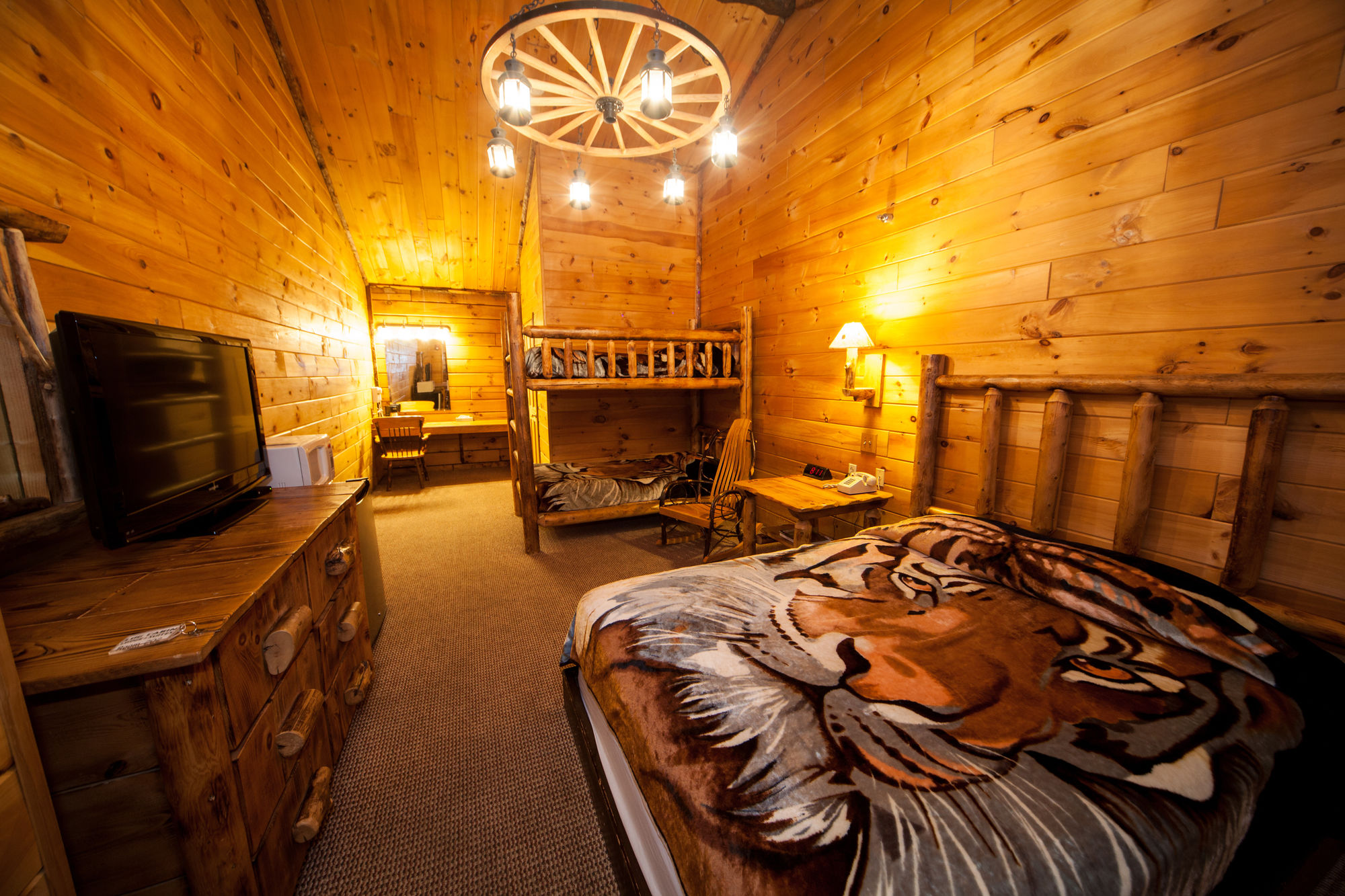 Фото Log Cabin Lodge & Suites