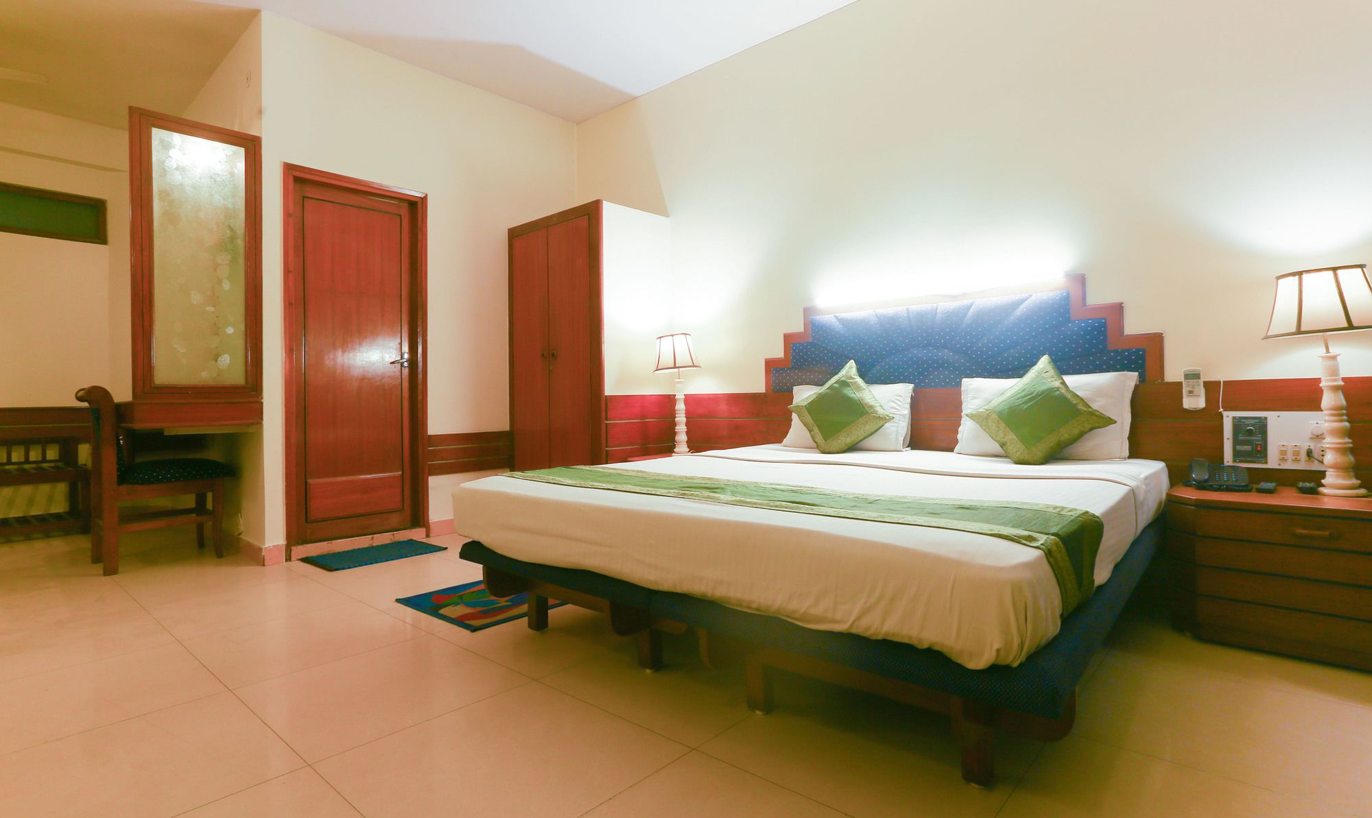 Фото Treebo Trend Natraj