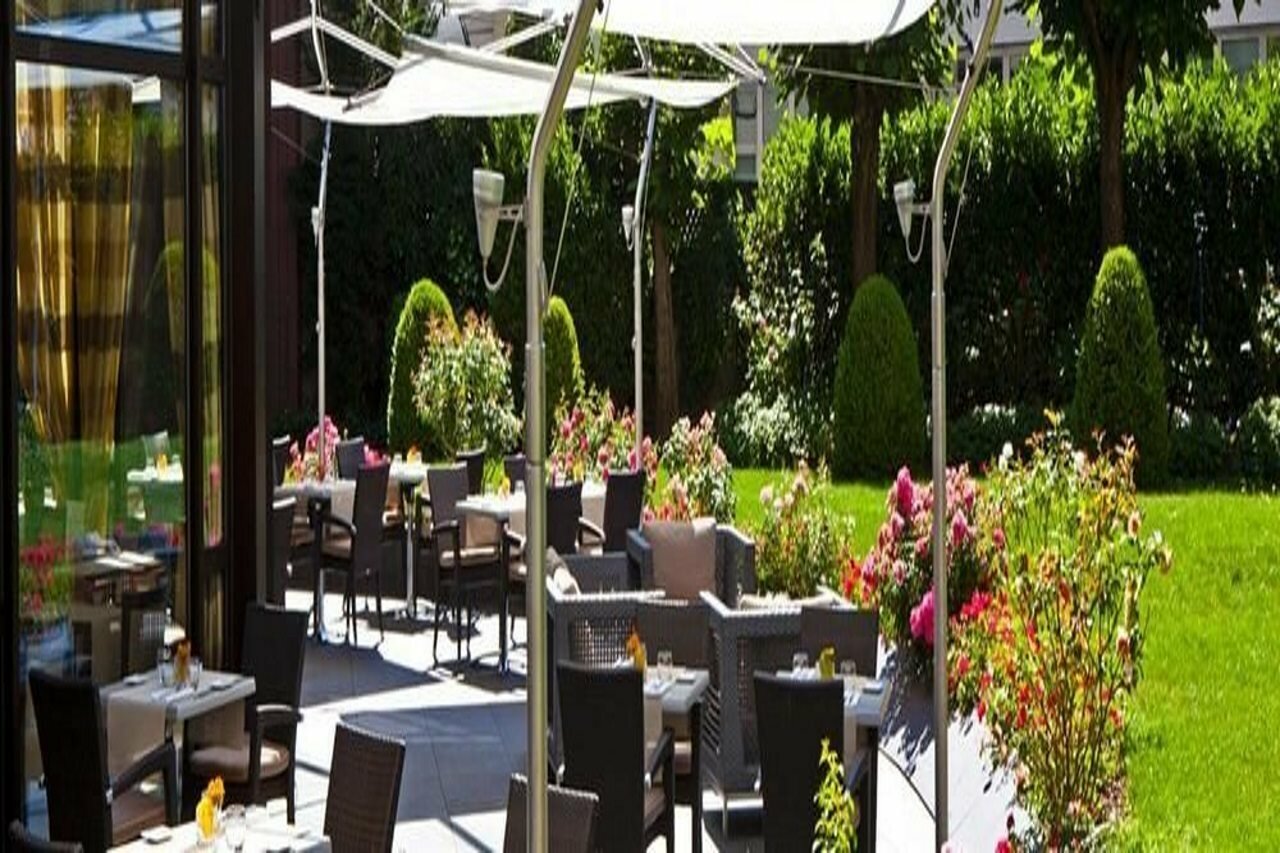 Фото Warwick Reine Astrid Lyon