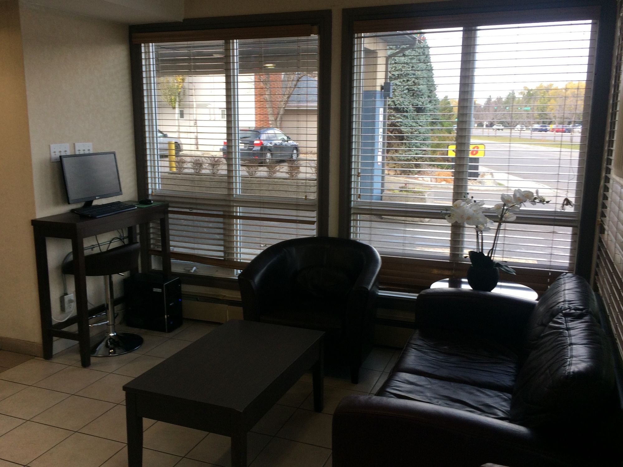 Фото Super 8 by Wyndham Lethbridge