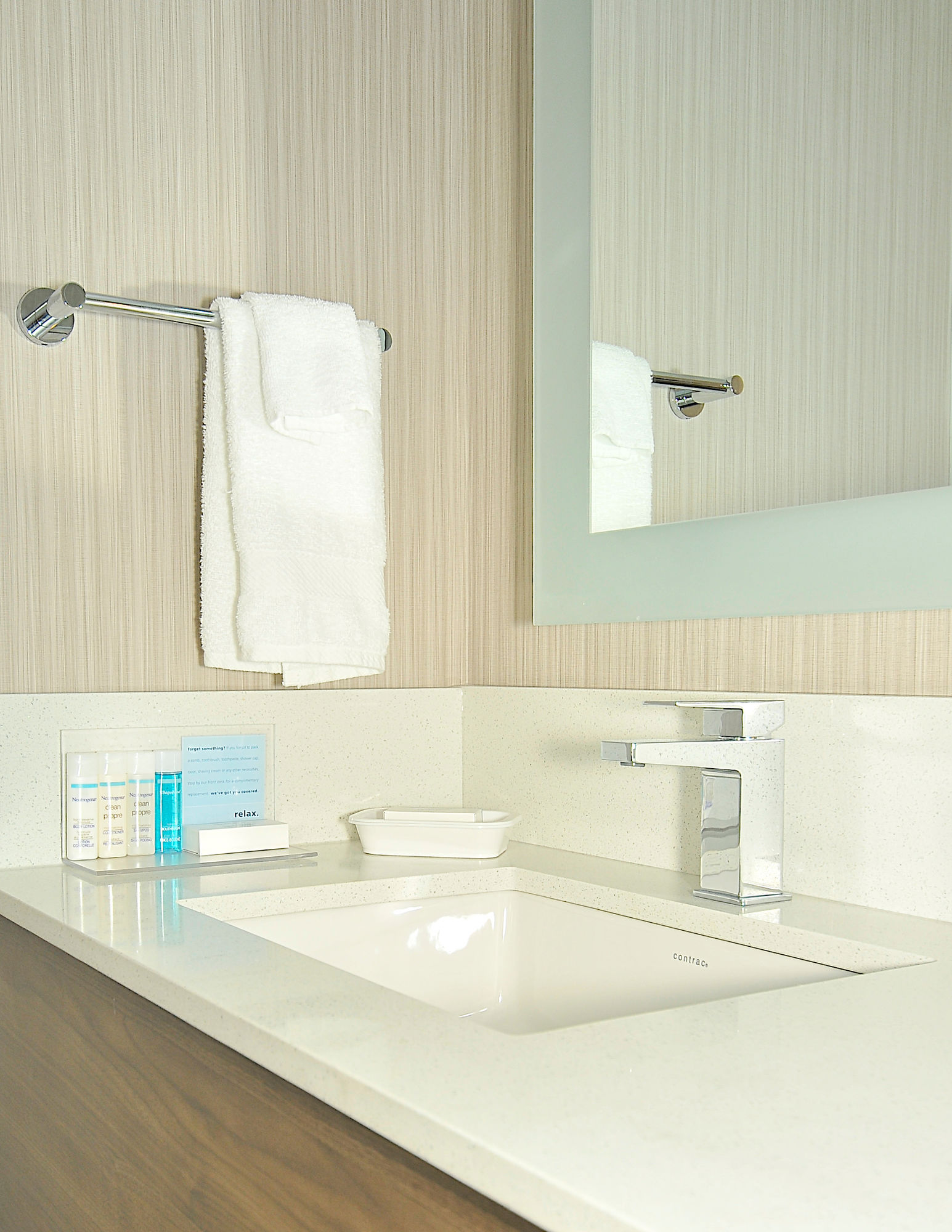 Фото Hampton Inn & Suites by Hilton Calgary Airport