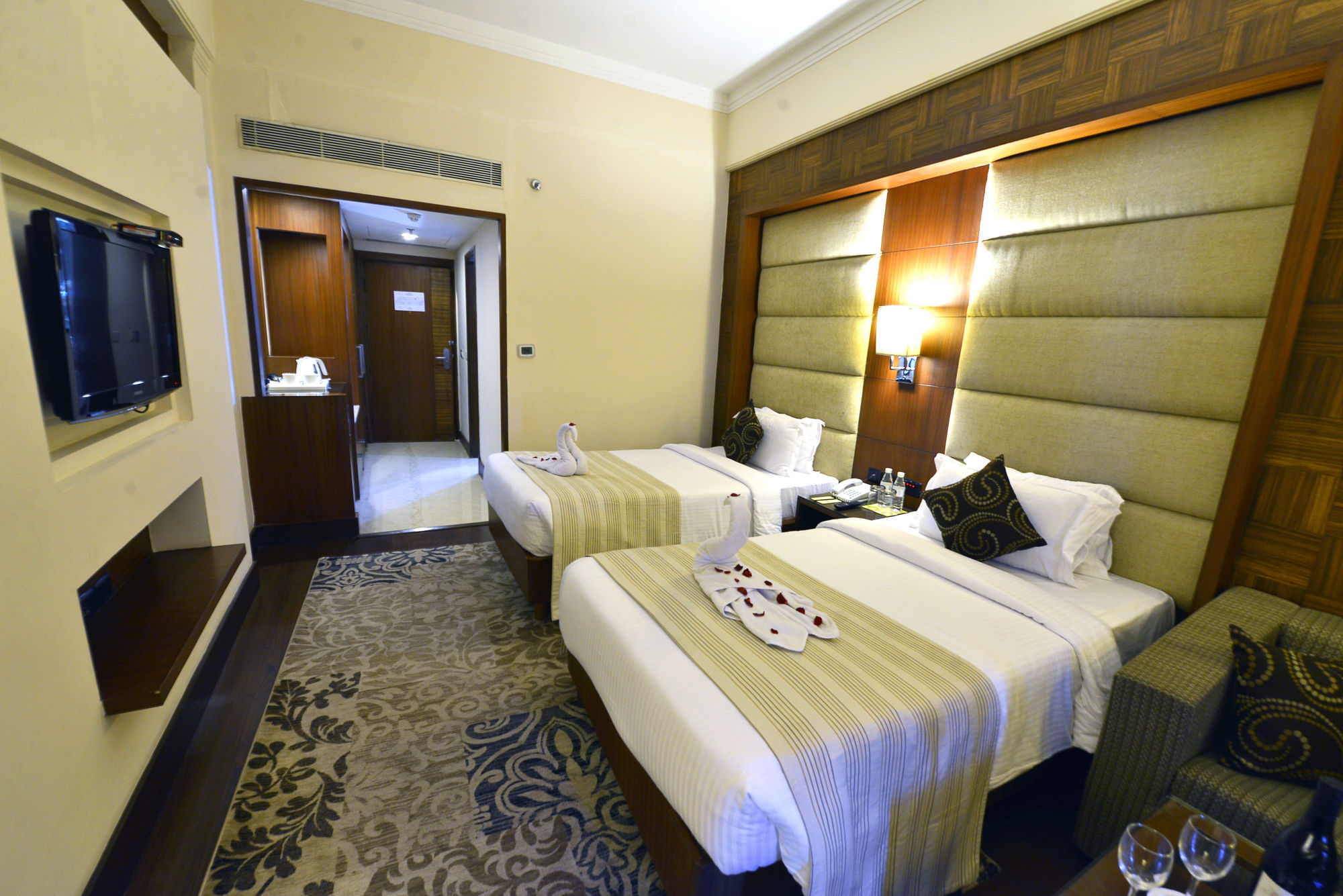 Фото The Bristol Hotel