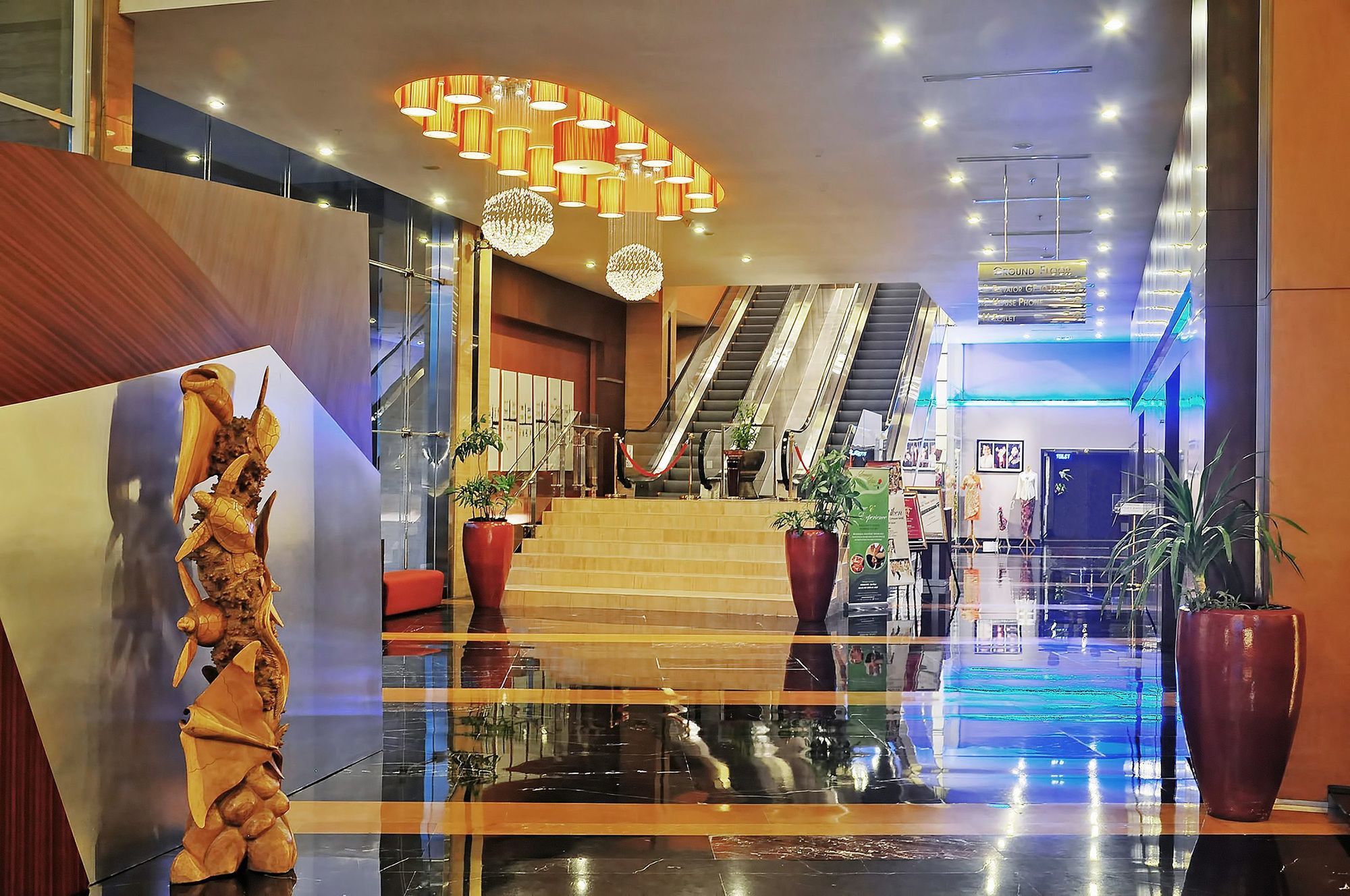 Фото Gumaya Tower Hotel Semarang