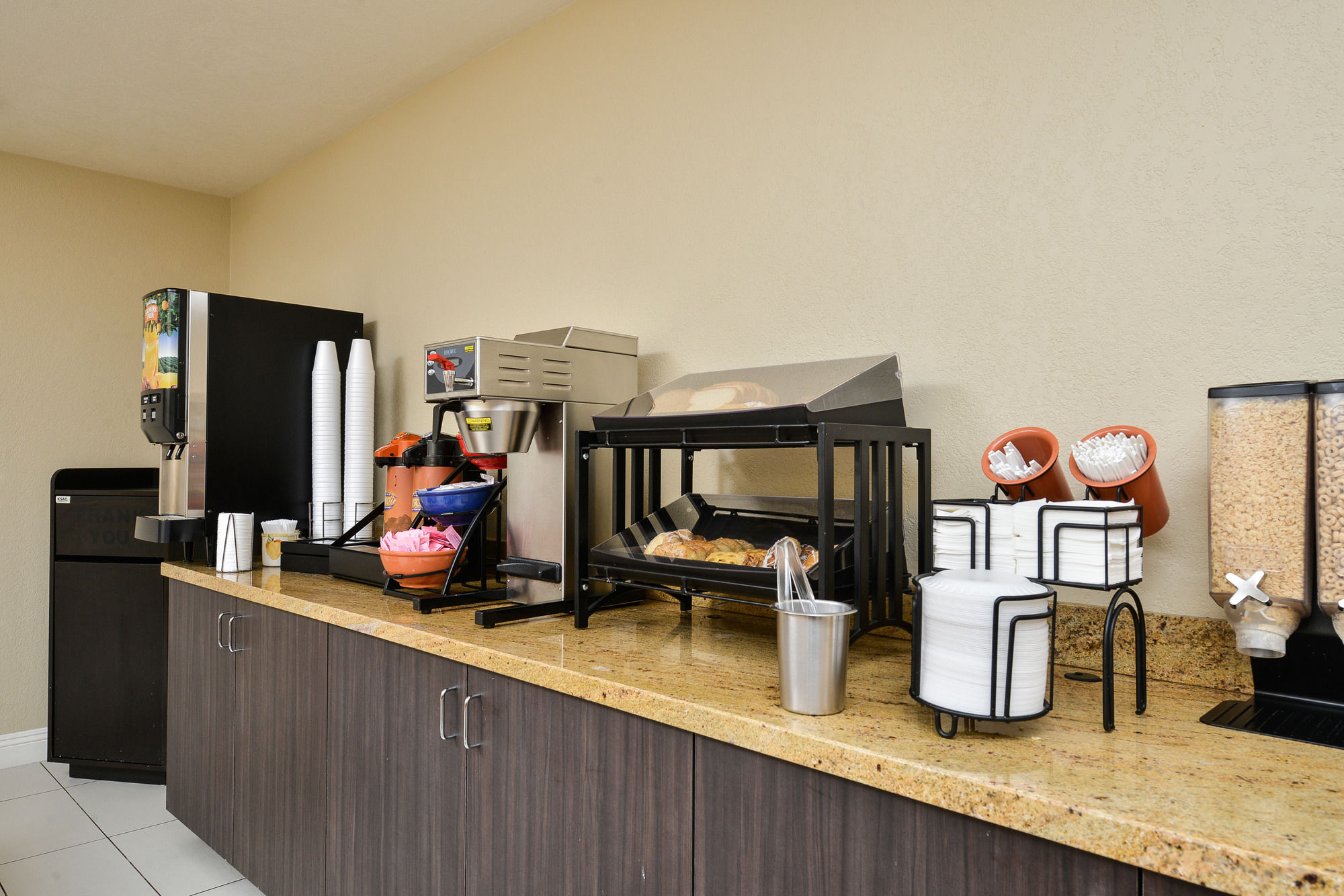 Фото Econo Lodge Inn & Suites El Cajon San Diego East