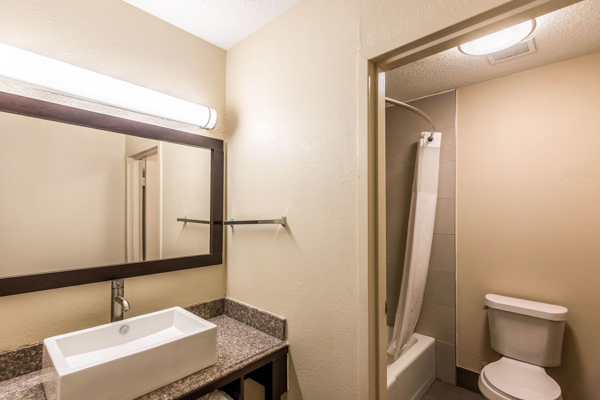 Фото Colby Inn and Suites