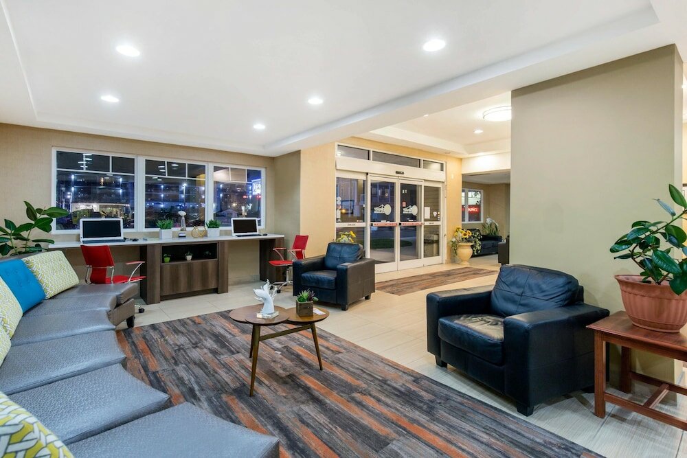 Фото Gateway Hotel & Suites, Ascend Hotel Collection