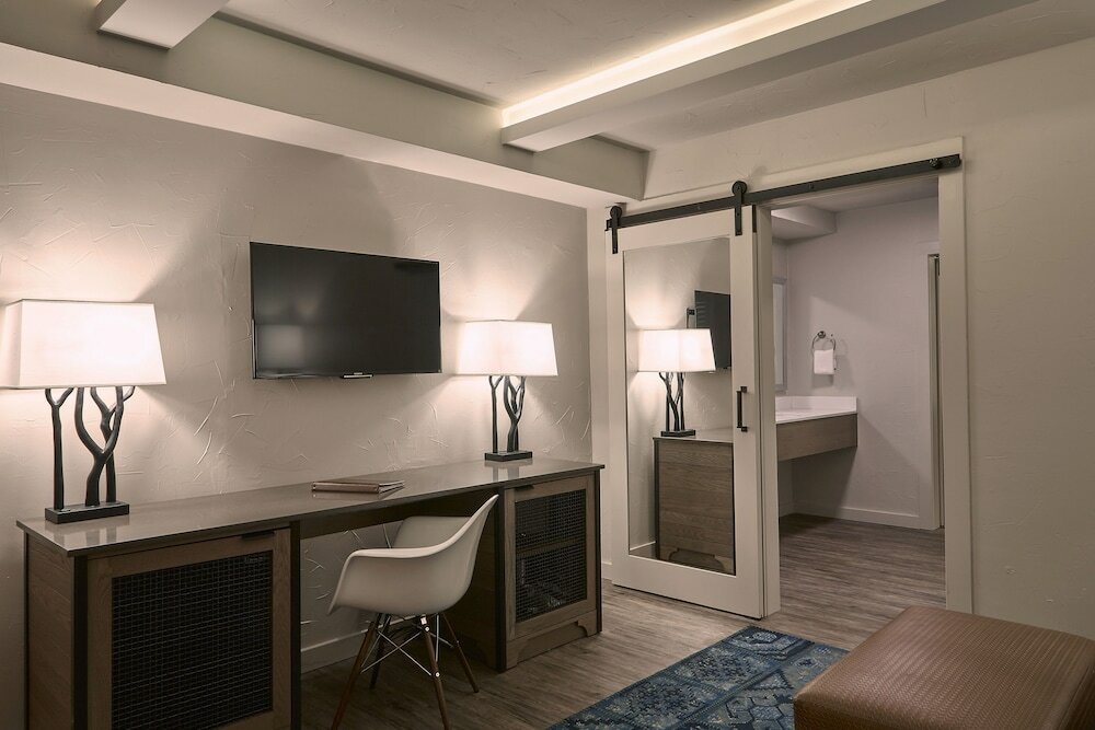 Фото Fredericksburg Inn & Suites