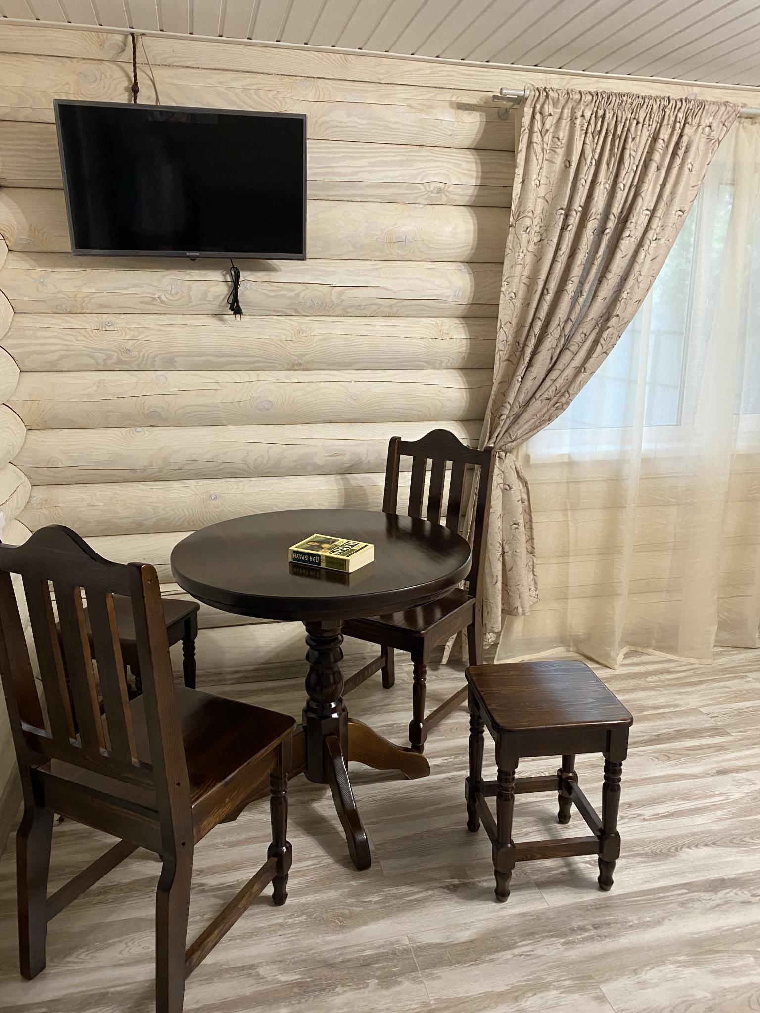 Фото Уютный домик в лесу у пруда