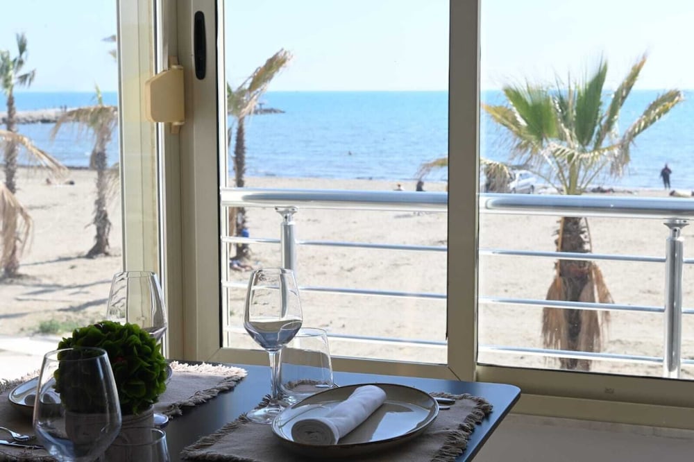 Фото Wave Beachfront Apartments