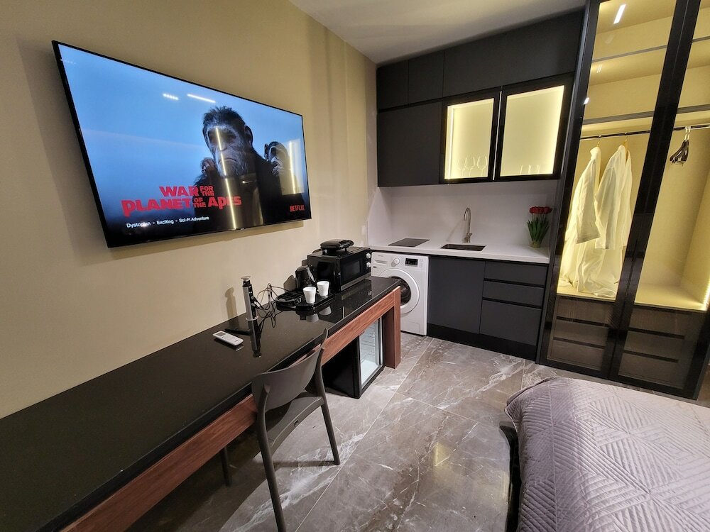 Фото La Mirage Suites & Apartments