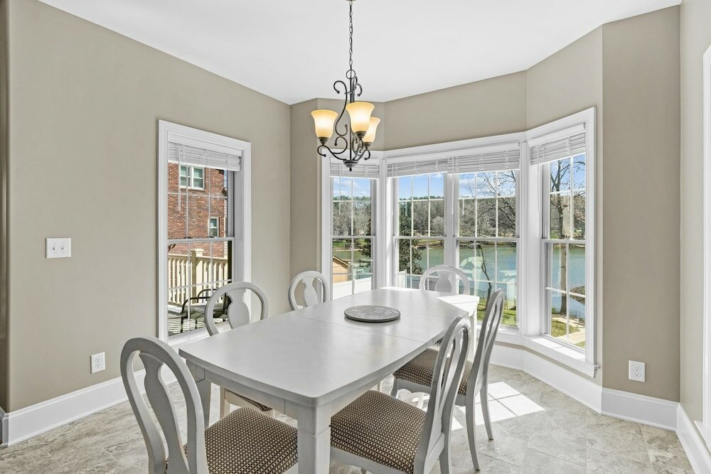 Фото Lake Living by Avantstay Sleeps 22 + Dock, Pool