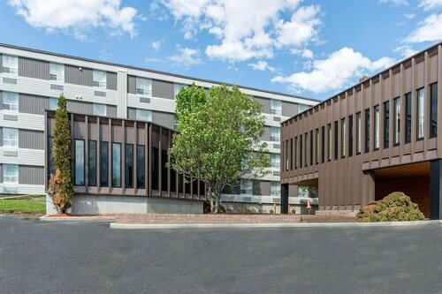 Гостиница Quality Hotel & Suites в Гандере