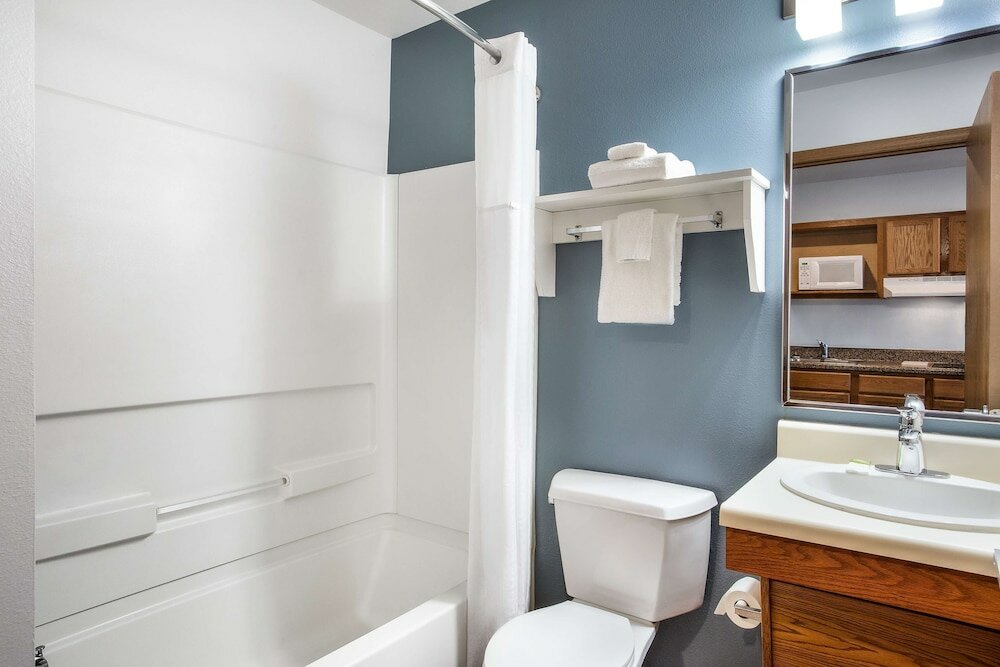 Фото WoodSpring Suites Pensacola Northeast