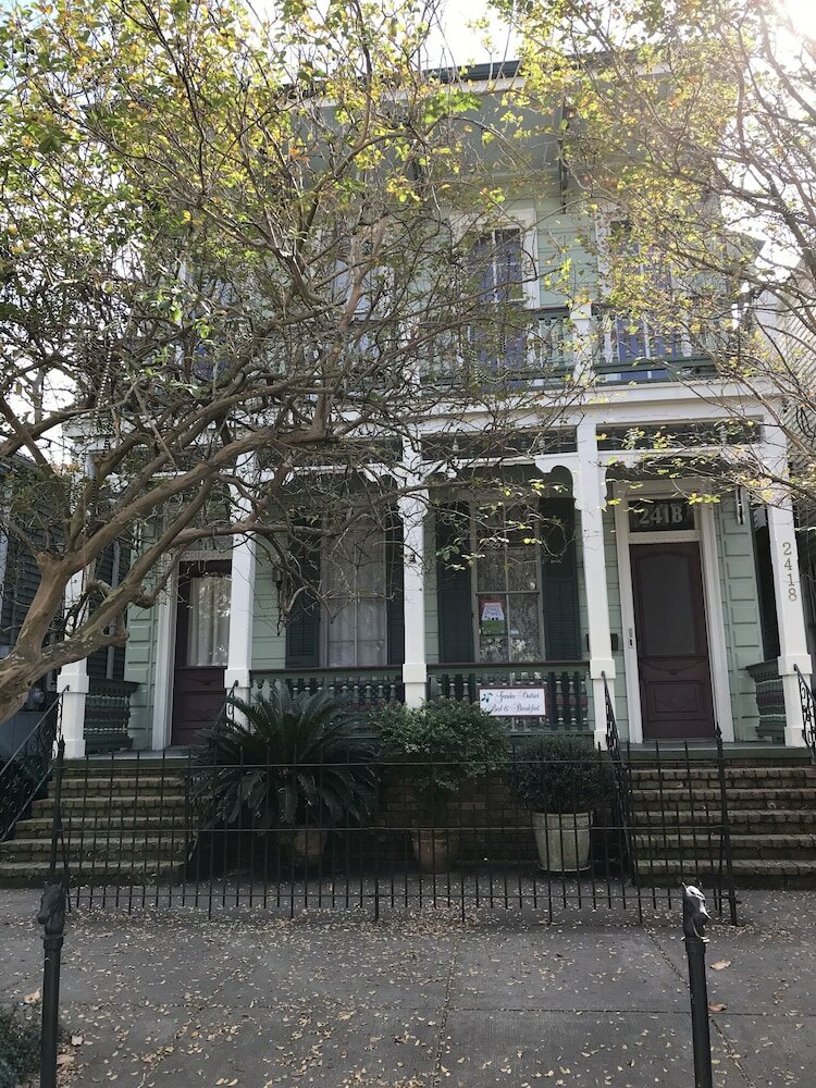 Фото Garden District B&b