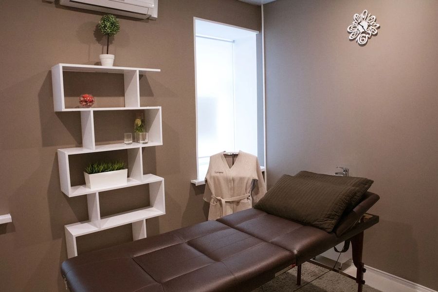 Koylakda egilgan qizning rasmlari