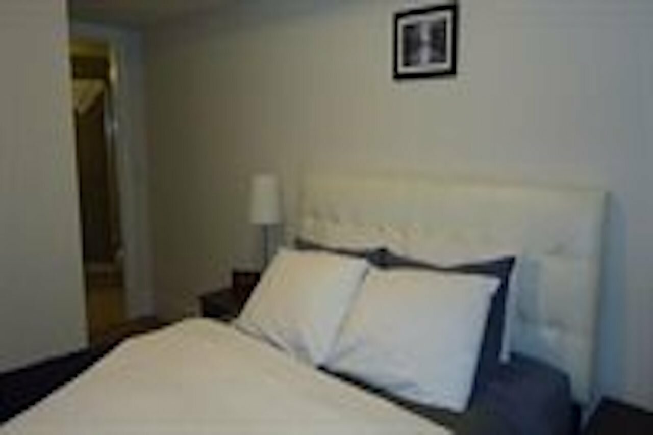 Фото E. S. i Furnished Suites at the Acc