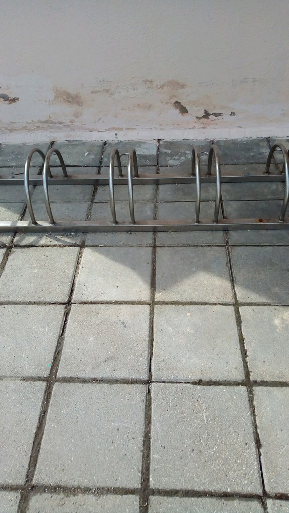 حاملة الدراجات Velosipednaya parkovka № 34097 Shkola № 947 ، موسكو، صورة