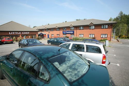 Фото Travelodge Newbury Tot Hill