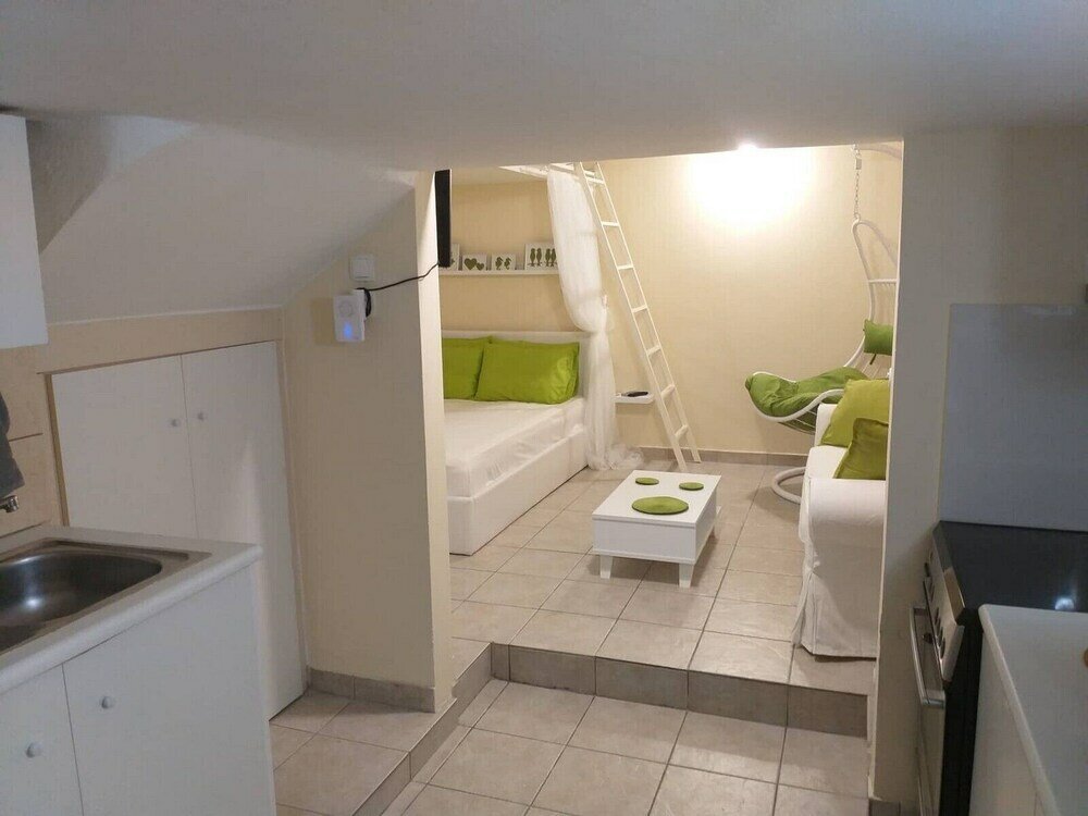 Фото Urban Minimalist Studio Apt. near Pagrati Park