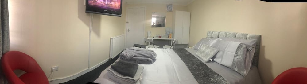 Фото Broadstone House near Glasgow Airport