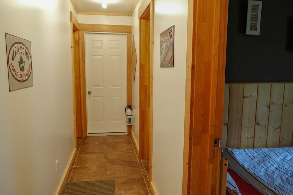 Фото Beautiful Log Chalet Near Fernie, Bc