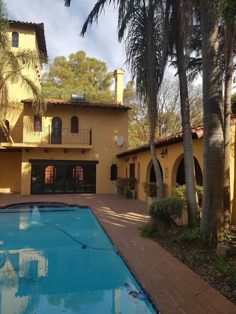 Фото Airport Tower Lodge