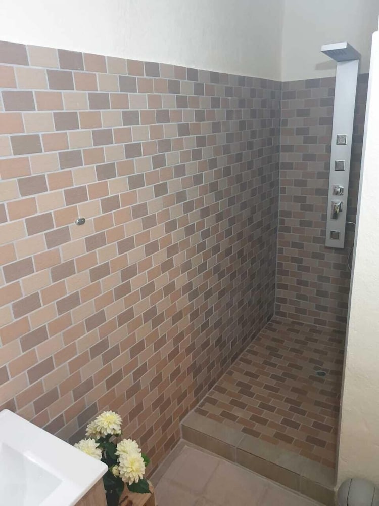 Фото Airport Tower Lodge