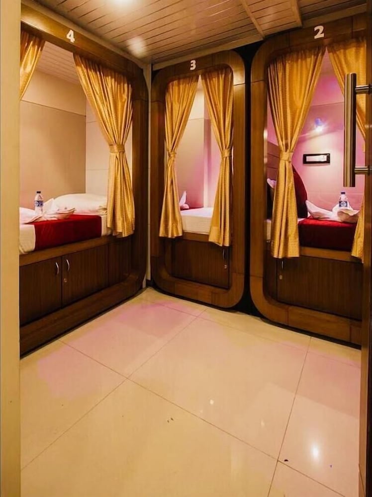 Фото Hotel Qubestay Airport