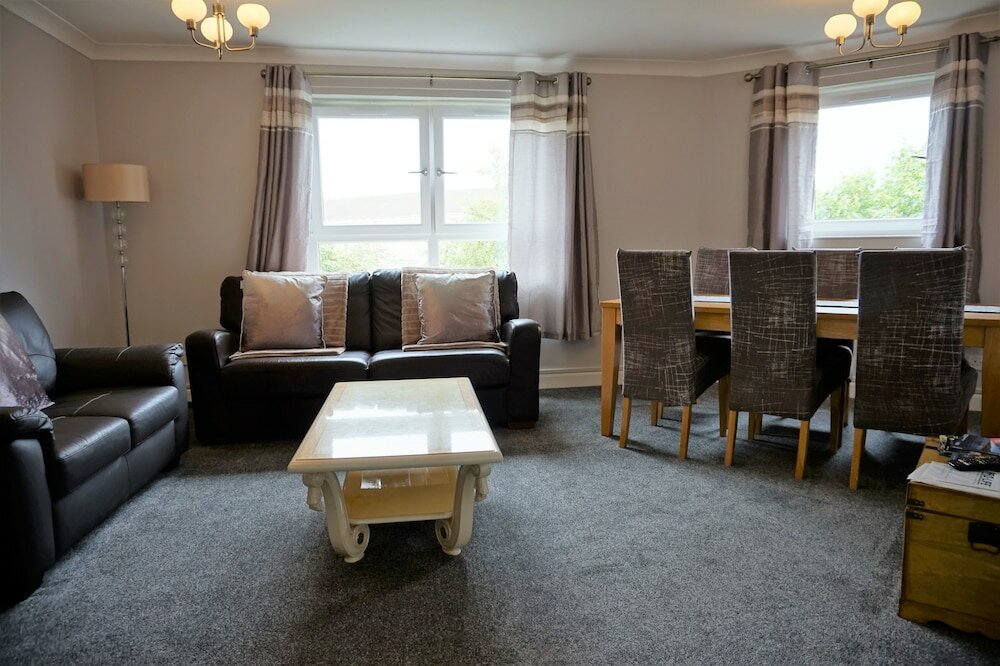 Фото Large Apartment Gla Airport