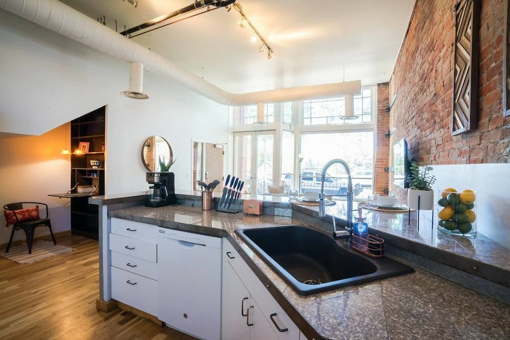Фото Modern Lohi Loft in Historic Building