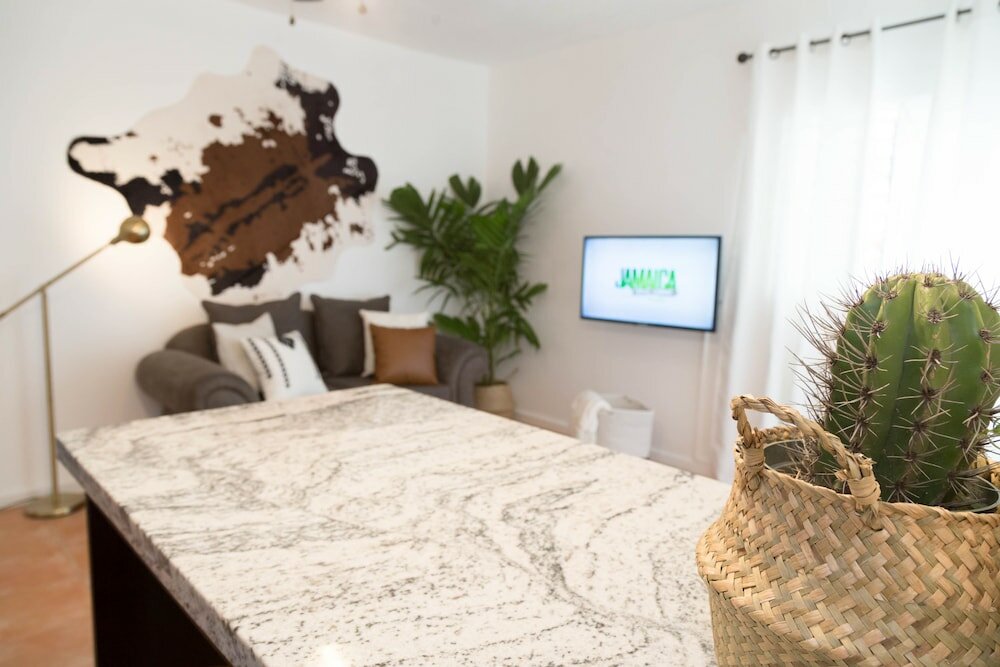 Фото Renovated Apt. Walk to Marley Museum