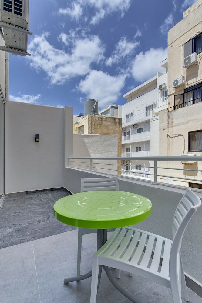 Фото Modern Apt in a Prime Location, Wifi