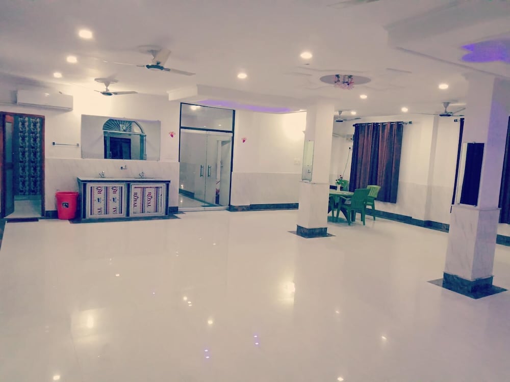 Фото Hotel Anand Lok