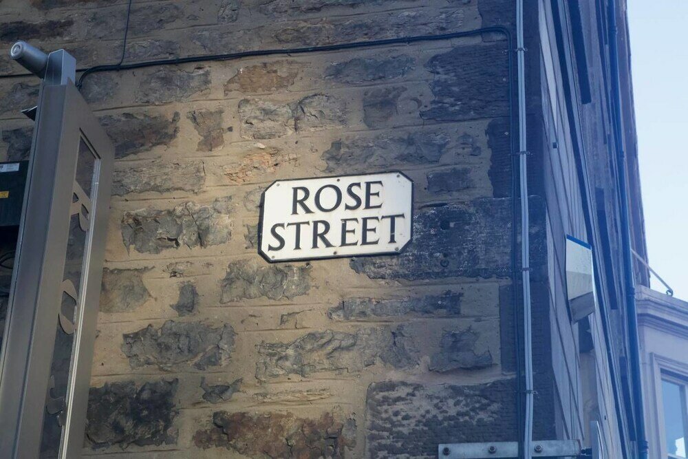 Фото Perfect Location - Stylish 2bd Rose St Apartment