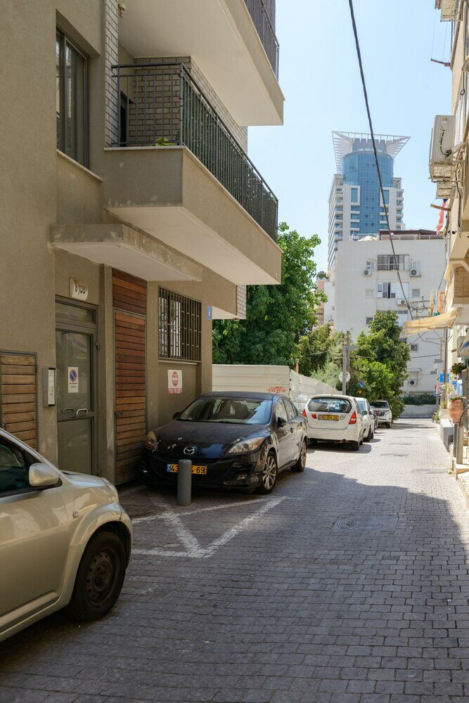 Фото Апартаменты Elegant Duplex with Patio by FeelHome