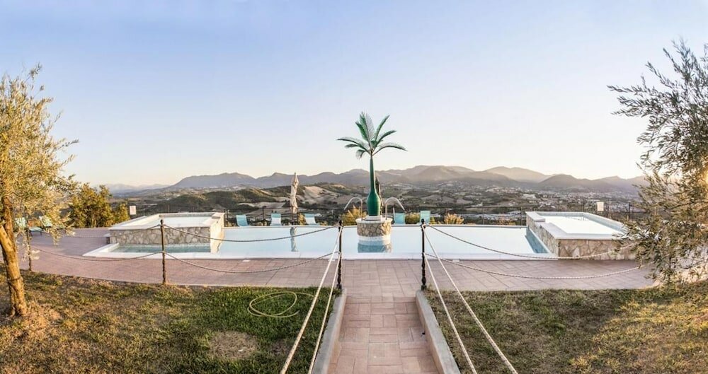 Фото La Castellaia Resort