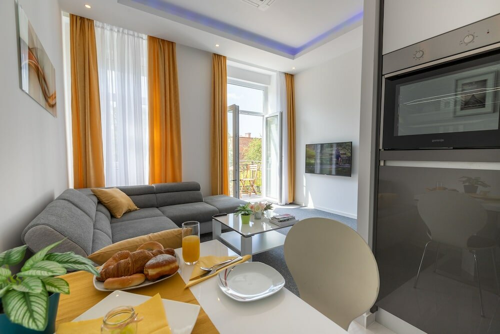 Фото Tesla Boutique Apartments & Rooms