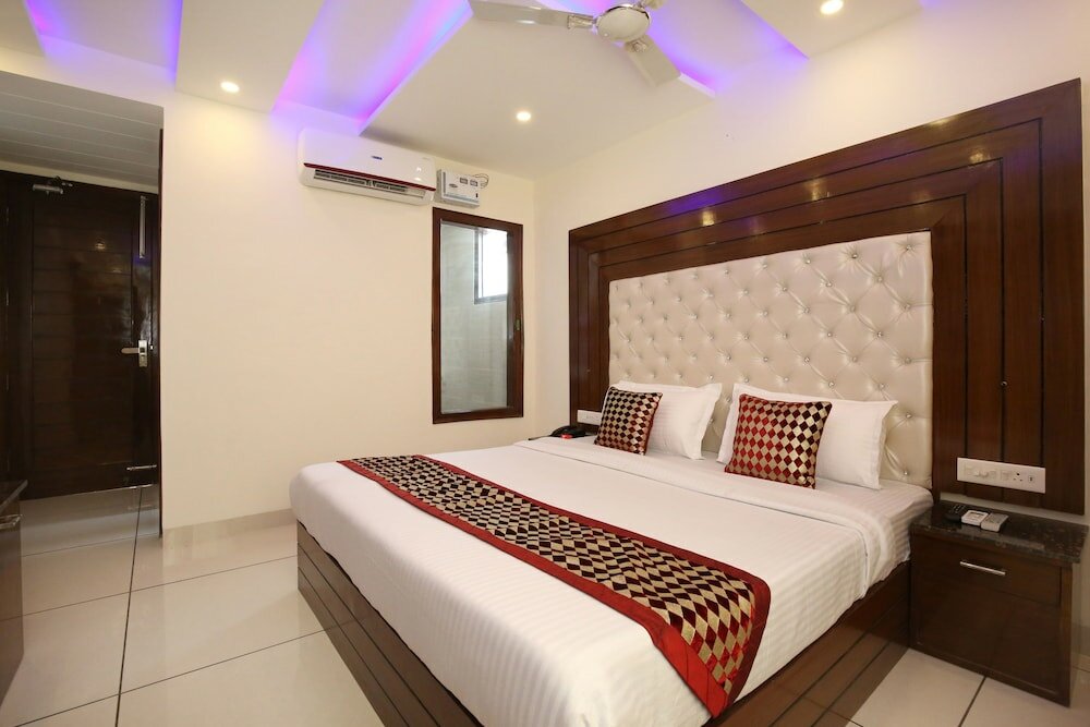 Фото Oyo 9420 Hotel Silver Palm