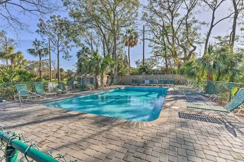 Гостиница Coastal Resort Beach Villa - Short Walk to Shore! в Хилтон-Хед-Айленд