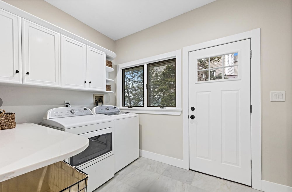 Фото Monmouth Beach 4br Villa on the Water