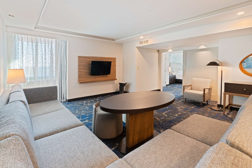 Фото Embassy Suites by Hilton Tampa Usf Near Busch Gardens