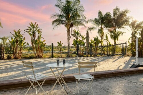 Гостиница Sky Lantern by Avantstay Stunning Oasis w Pool, Hot Tubs, Volley Ball Court & Home Office! в Темекуле
