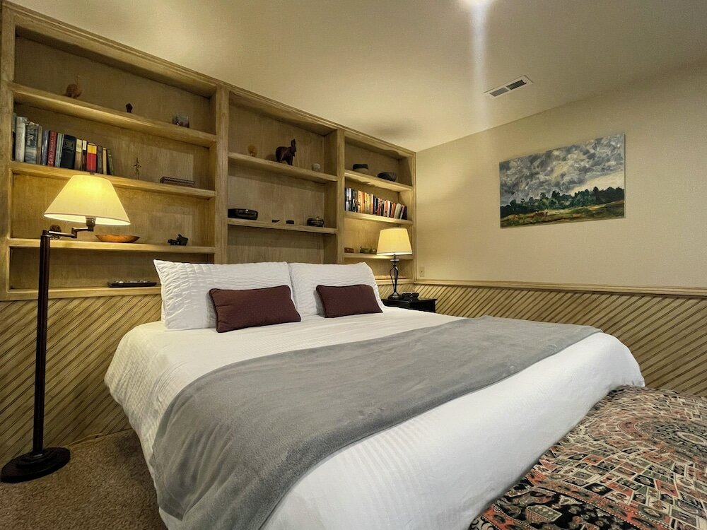 Фото Couples Retreat With Hot Tub, Sauna and Steam Room