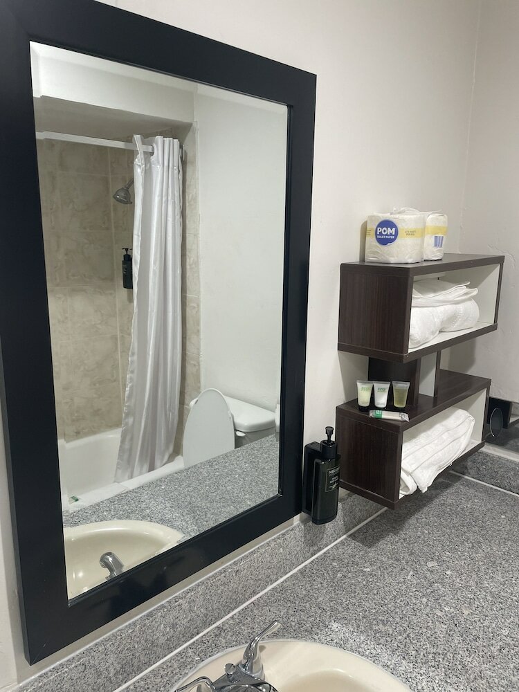 Фото B&j Hotel and Apartment