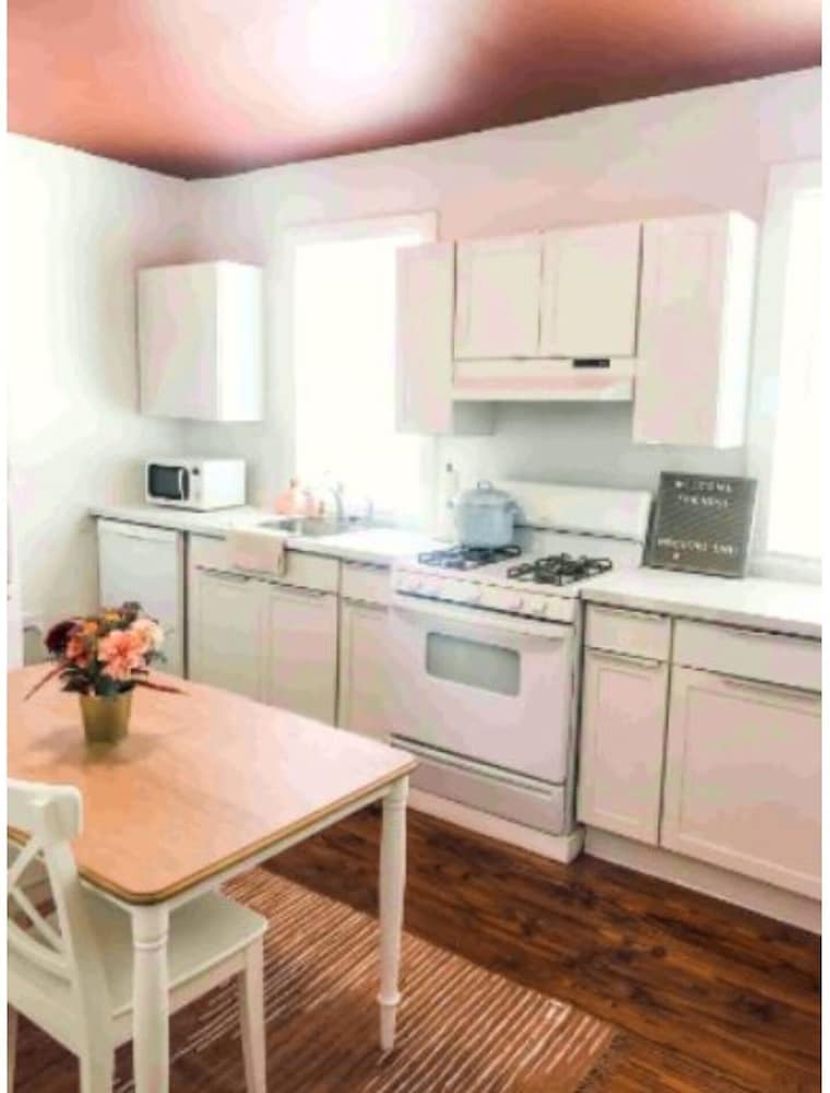 Фото Lil Pinky Family Friendly With New Washer and Dryer