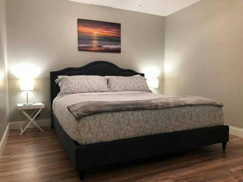 Апартаменты 6150 Sandcrest · New! Walk to Universal. Sleep 9. Near Disney в Орландо