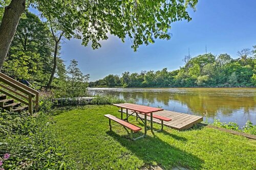 Гостиница Riverfront Retreat ~ 4 Mi to Downtown Milwaukee!